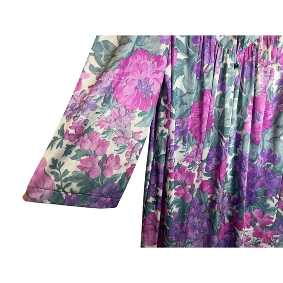 Vintage Vanity Fair Purple Floral Button Robe Size M House Coat Dressing Robe - Picture 3 of 6